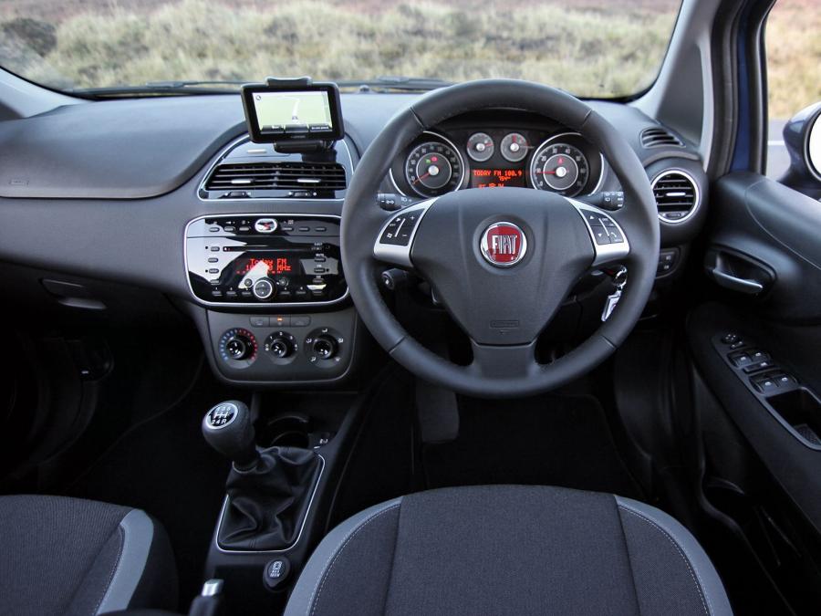  Fiat Punto 5-Door 2012 года  (UK) (фото 5 из 11)